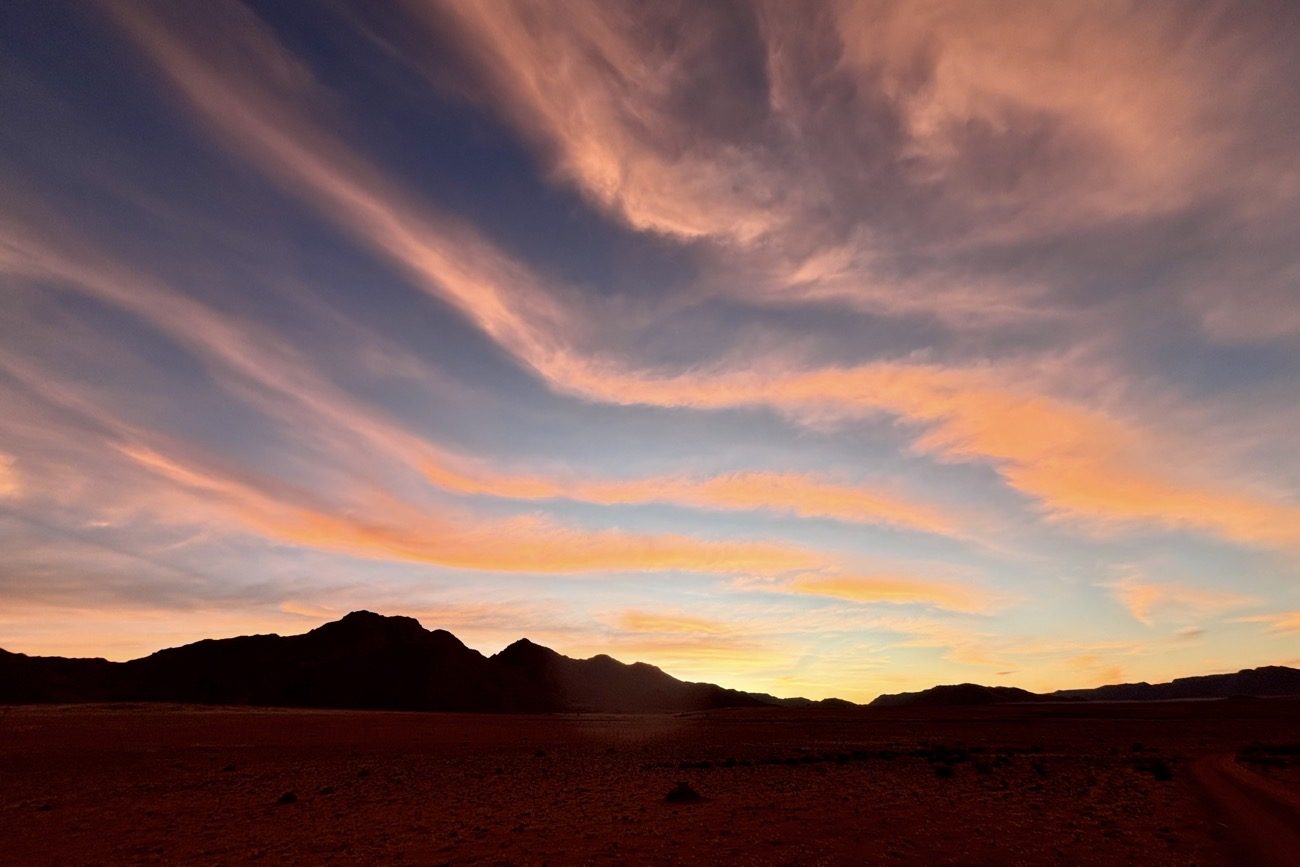 Clouds predict incoming strong winds